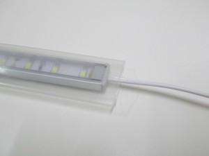 LED pásek vložený v bužírce.